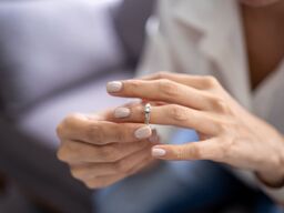 Divorced woman take off wedding ring