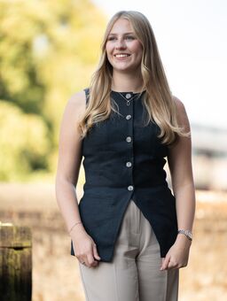 Alana Closs Headshot 