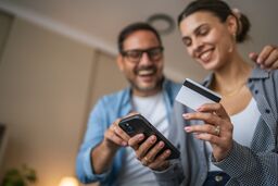 couple shopping on smartphone